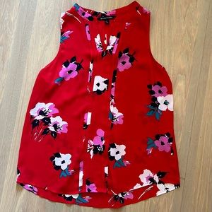 41 Hawthorne - Beautiful red floral top